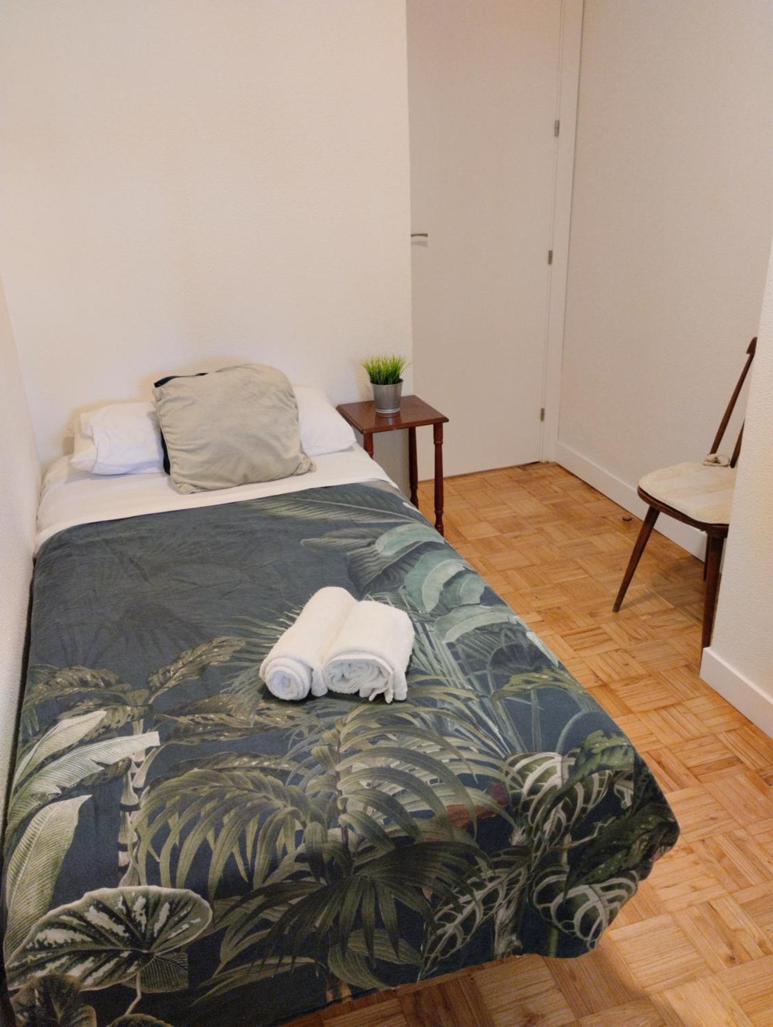 Habitacion Confort En Chamartin Madrid Bagian luar foto