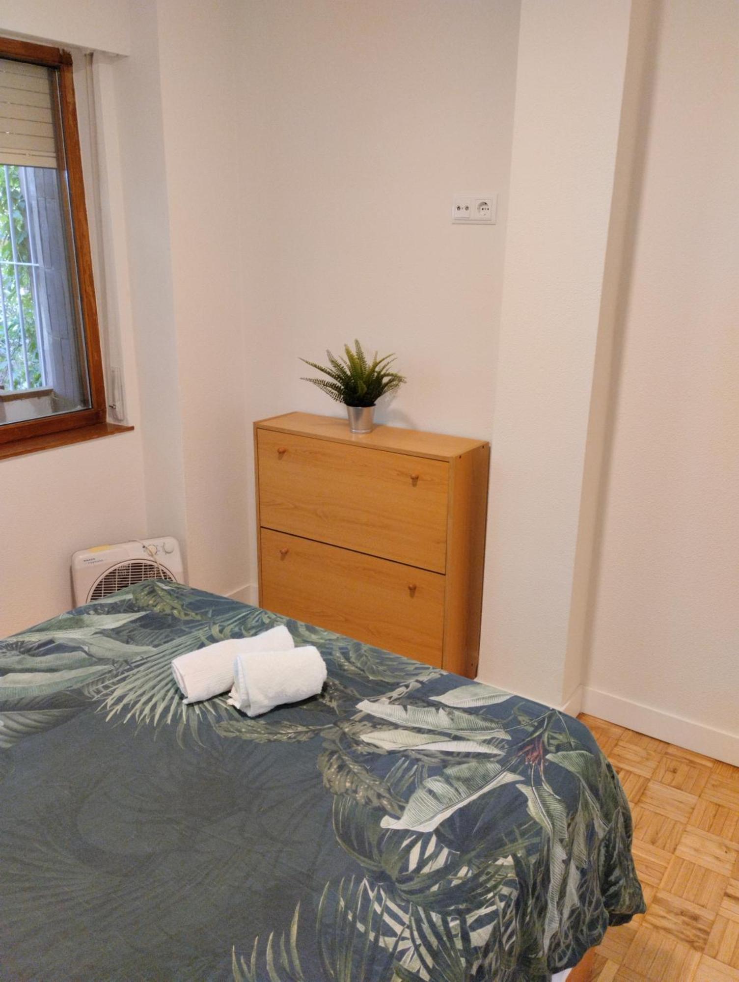 Habitacion Confort En Chamartin Madrid Bagian luar foto