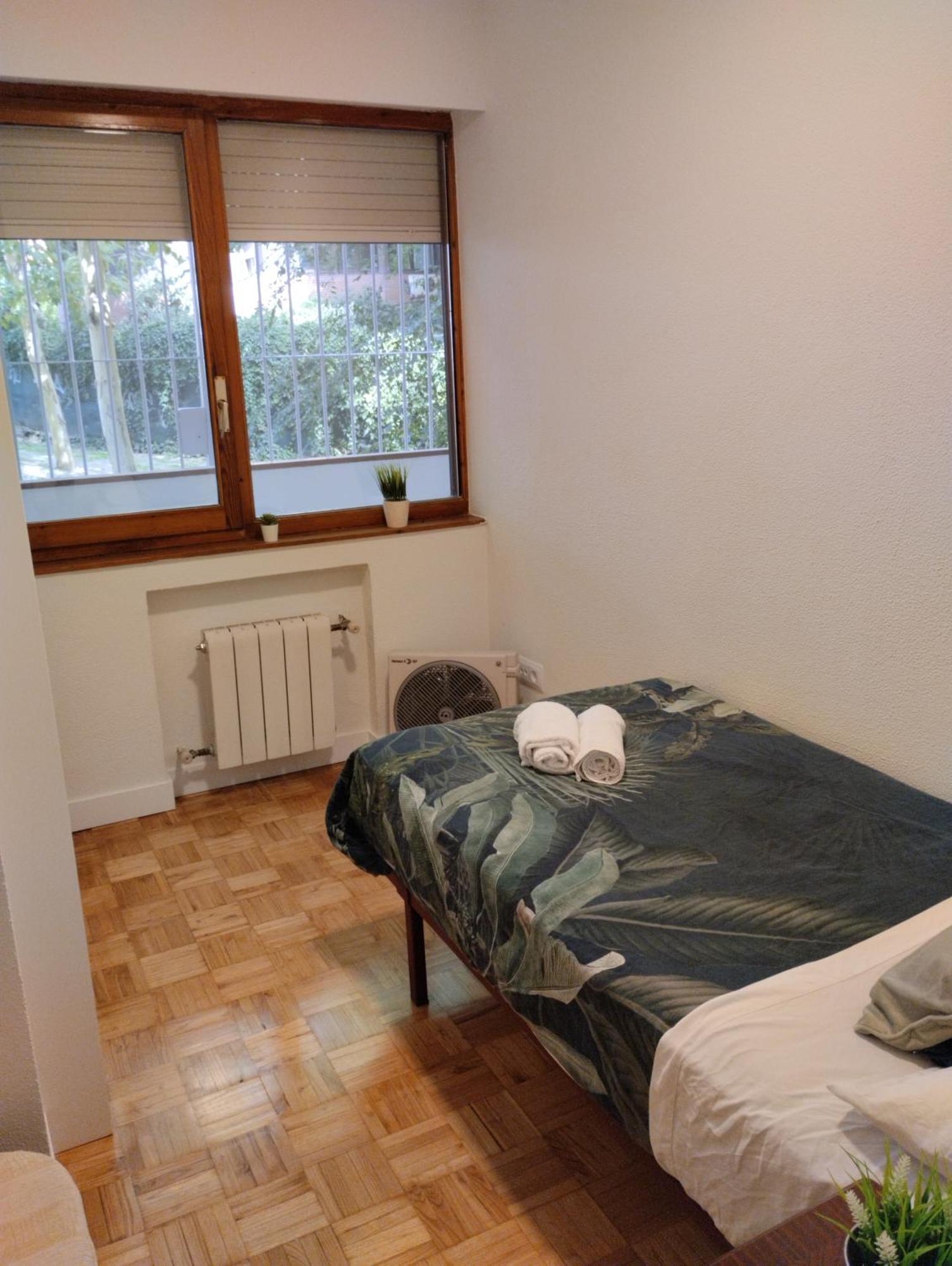 Habitacion Confort En Chamartin Madrid Bagian luar foto