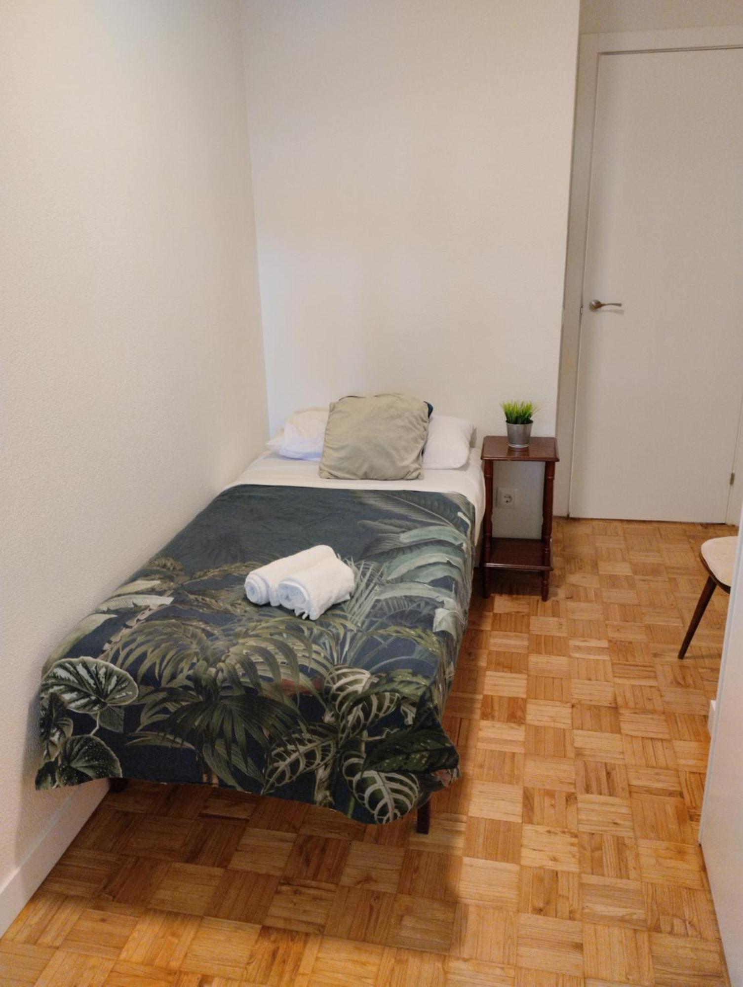 Habitacion Confort En Chamartin Madrid Bagian luar foto